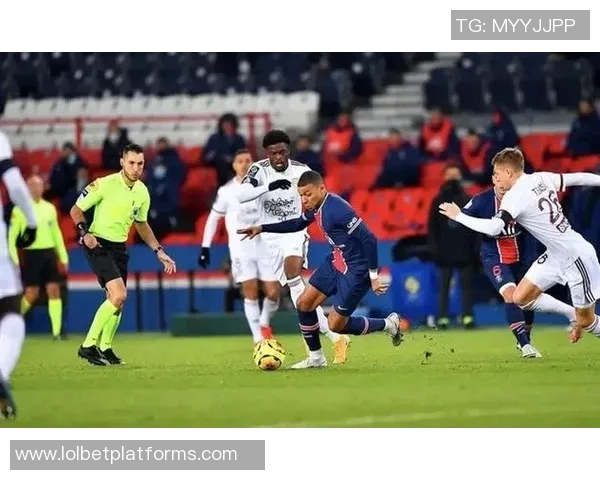 欧联杯激战拜仁与巴黎圣日耳曼零平乌龙球瞬间引发全场热议