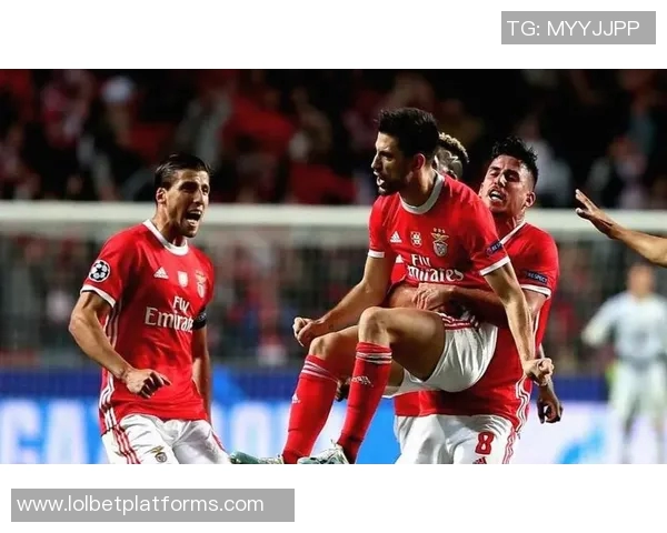 足总杯精彩对决波尔图大胜本菲卡红牌事件引发全场热议 足总杯精彩对决波尔图大胜本菲卡红牌事件引发全场热议