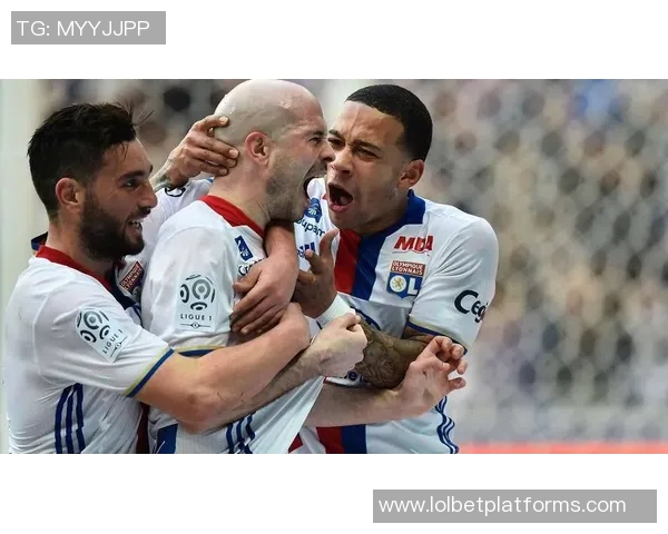 友谊赛精彩回顾：里昂与AC米兰激战四三红牌风波引发全场热议